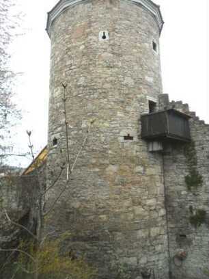 Stadtbefestigung-Ansicht im Osten-Rathausgassenturm (runder eingestellter Wehrturm-wohl 1513) von Nordosten mit Schlüsselloch- und Büchsenscharten über Feldseite