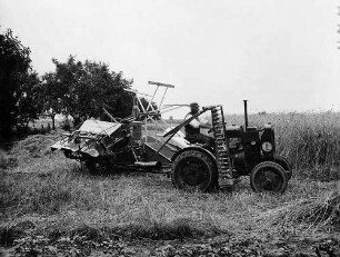 Deutz 11 PS mit Anbaumähwerk und Mähbinder Lanz