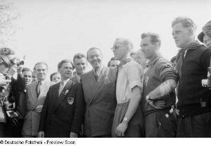 Leipziger Oberbürgermeister Erich Uhlich (Mitte) mit dem deutschen Radrennteam (von rechts nach links: Gustav-Adolf Schur, Bernhard Trefflich, Lothar Meister)