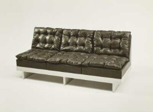 Sofa (Dreisitzer - Modell EW 587/24)