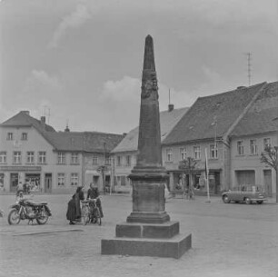 Wittichenau, Postsäule : Wittichenau. Markt mit kursächsischer Postmeilensäule (1732)