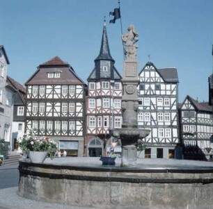 Fritzlar. Marktplatz mit Brunnnen