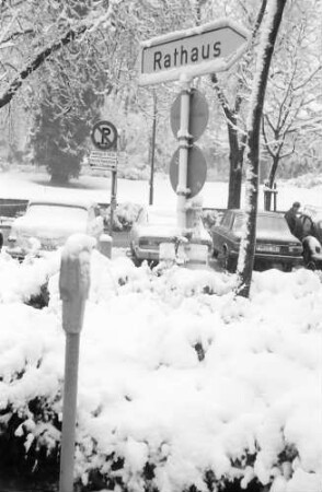 Freiburg: Verschneites Rathausschild