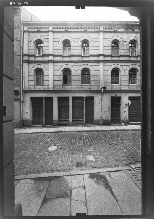 Görlitz-Altstadt, Nonnenstraße 12. Wohnhaus mit Läden (um 1850). Straßenfront (Teilansicht)