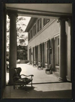 Landhaus Louis Ullstein, Berlin-Grunewald: Gartenseite, Blick aus dem Altan auf die Terrasse