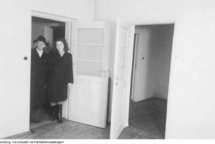 Dresden, Gruna, Falkensteinplatz. Einzug der ersten Mieter, der Familie Voigt, in den wiederaufgebauten Wohnblock, Anwesend u.a. Oberbürgermeister Weidauer, 16. November 1949