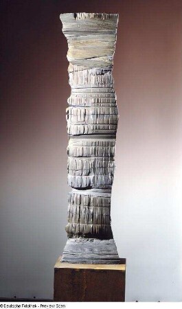 Graue Eminenz : Graue Eminenz. Terrakotta auf Eisensockel; 137 x 32 x 11 cm (1992; E. Göschel). Dresden: Skulpturensammlung ZV 4165