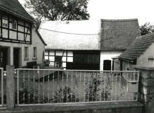 Niederalbertsdorf (Langenbernsdorf-Niederalbertsdorf), Dorfstraße 46. Bauerngut (um 1800). Scheune. Hofansicht (Teilansicht)