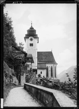 Österreich, Hallstatt. Blick zur Katholische Pfarrkirche Hallstatt auch Maria am Berg genannt