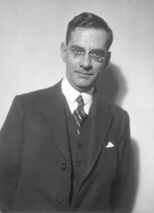 Porträt Max Mell anläßlich der Dresdner Erstaufführung seiner dramatischen Dichtung "Das Nachfolge-Christi-Spiel", Staatsschauspiel Dresden 28.03.1929. Fotografie (Negativabzug auf Papier) von Ursula Richter