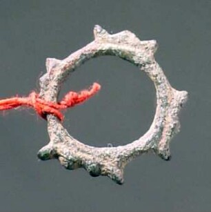 "Ring mit vier gezackten Auflegeabschnitten"