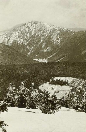 Riesengebirge. Schneekoppe (1605 m). Blick von Groß Aupa-Fuchsbergbauden nach Nordosten