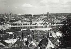 Würzburg, Stadtansicht : Würzburg. Altstadt zwischen Domstraße und Neubaustraße. Blick vom Hang unterhalb der Festung Marienberg über den Main nach Osten