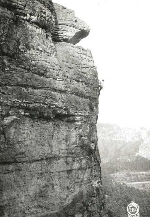 Sächsische Schweiz, Rathener Gebiet. Kleiner Wehlturm. Paul Illmer über dem Ring der Südwestwand (VI)