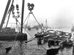 Hamburg. Hafen. Ein Schwimmkran hebt Wrackteile im 2. Weltkrieg gesunkener Schiffe aus dem Hafenbecken