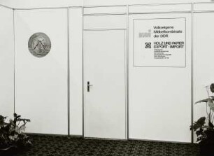 Halle 15. Raumaufnahme mit Hinweisschild des VEB Außenhandelsbetrieb der Deutschen Demokratischen Republik für Holz und Papier. Export - Import