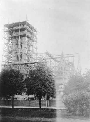 Dresden-Neustadt. Bau der Garnisonkirche 1895-1900. Einlage im Turmknopf. Eingerüstete Kirche (durch Baumbestand teilweise verdeckt). Ansicht von Norden (vom Königsplatz/heute Parkanlage südlich Olbrichtplatz)