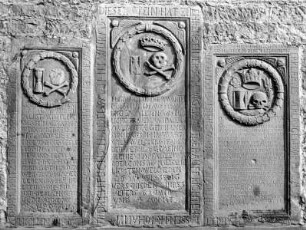Drei Grabsteine mit Sanduhr und Totenkopf