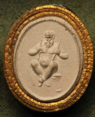 Sitzender Marsyas oder Silenus mit zwei Flöten (Daktyliothek, Erstes Mythologisches Tausend)