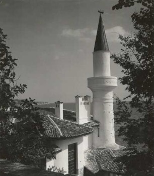 Baltschik, Bulgarien. Park und Schloß Baltschik mit minarettartigem Turm, von oben gegen das Meer gesehen