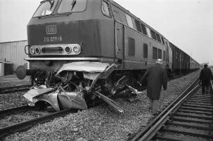 Eisenbahnunglück mit Todesfolge für fünf Personen in einem PKW am Bahnübergang Zeppelinstraße beim Bahnhof Karlsruhe-West