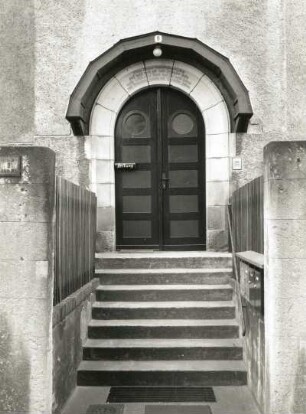 Meißen-Vorbrücke, Weinberggasse 8. Wohnhaus (um 1925). Haustür und Treppe