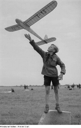 Junge beim Starten eines Modellflugzeuges