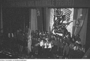 Dresden, Besuch griechischer Kinder, Griechin aus Athen auf einer Kundgebung im Sachsenverlag Dresden, Ludwig Renn mit griechischen Kindern, Juni 1950 & Dresden, Wachwitz, Cotta, Wohnungen der Kommunalen Wohnungsverwaltung (KWV), Juni 1950
