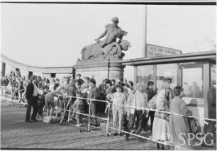 Mauerfall, Potsdam, Glienicker Brücke. Personen überqueren die Glienicker Brücke.