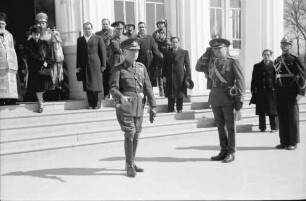 Chisinau: Marschall Antonescu vor der Treppe der Kathedrale