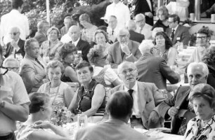 25. Jubiläumstagung 1975 Medizin; Bayrisches Frühstück; Tischreihen: Lady Krebs mit Frau Cournand, Adnré F. Cournand, Severo Ochoa, Frau Ochoa, links hinten Julius Axelrod, weiter hinten Feodor Lynen