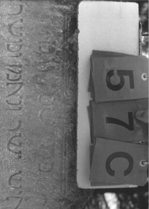 Grabstein 57 (Index: 100008842) Zustand: leicht verwittert Maße HxBxT: 92x60x10 cm Besonderheit: Doppelgrab (für Eheleute?): Grabstein 57C (Detailaufnahme 2)