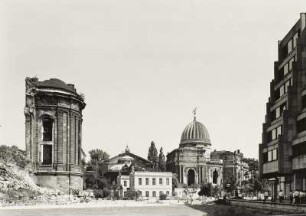 Dresden, Blick von der Landhausstraße nach Norden auf die Ruine der Frauenkirche, die Torhäuser des Coselpalais, die Kunstakademie mit Ausstellungsgebäude des Sächsischen Kunstvereins und das Polizeipräsidium