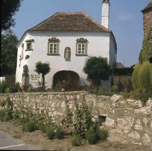 Purbach am Neusiedler See, Bodenzeile 3. Hotel Herberge an der Nikolauszeche (16. Jh.). Straßenansicht mit Bruchsteinmauer