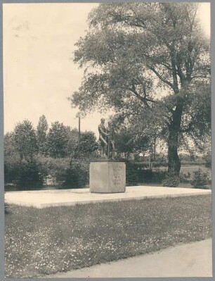 Krieger-Ehrenmal Stralsund, 1934/35, Bronze auf Steinsockel