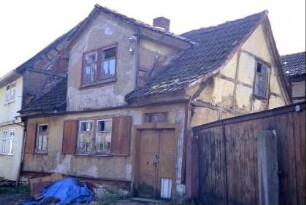 verfallendes kleines Bauernhaus mit Zwerchgiebel
