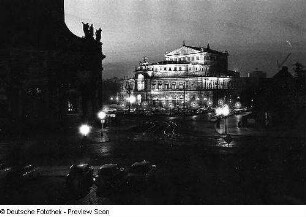 Blick von der Brühlschen Terrasse über den Theaterplatz zum Opernhaus