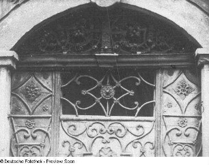 Eingangstür. Holz, eisenbeschlagen, Schmiedeeisen. Um 1730. Teilansicht mit Oberlicht. Bautzen, Wohnhaus Heringsgasse 11Oberlicht