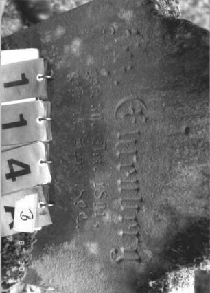 Grabstein 114 (Index: 99609750) Material: Sandstein Zustand: verwittert, angeschlagen Maße HxBxT: 71x53x11 cm Beschreibung: Stele, eingezogener Rundbogenabschluß, Schriftfeld eingetieft Besonderheit: Kindergrab: Grabstein 114B