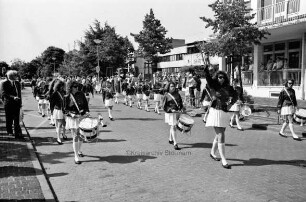 Manfred-Samusch-Straße: Umzug des Ahrensburger Turn- und Sportvereins zum 100-jährigen Bestehen des Spielmannszugs: Spielmannszug
