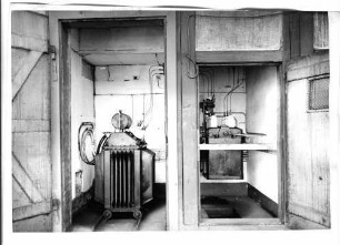 Hochspannungs- Umspannwerk mit Lasttrennschaltern, Schaltanlagen und Transformatoren, hier: Transformator mit Isolier- Ölbehälter zur Kühlung