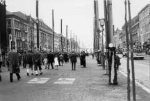 Die Straße Unter den Linden ist anlässlich der Olympiade festlich geschmückt