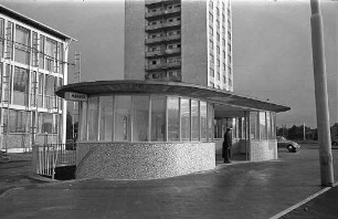 Inbetriebnahme der neuen Straßenbahn-Wartehalle am Entenfang.