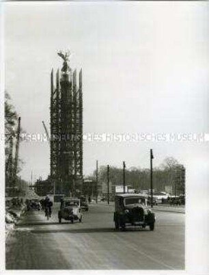 Die eingerüstete Berliner Siegessäule bei der Umsetzung auf den Großen Stern