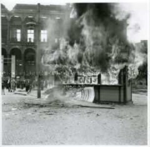 Brennender HO-Kiosk vor dem Potsdamer Bahnhof