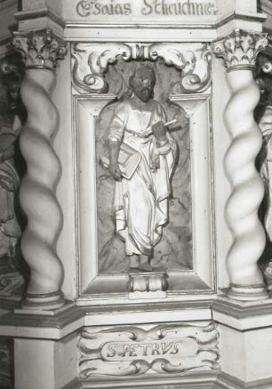 Kanzel : Kanzel. Holz, weiß und golden gefaßt. 1666. Detail: Apostel Petrus vom Kanzelkorb. Haldensleben, Stadtkirche St. Marien