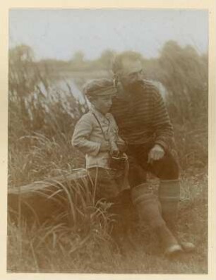 Königswartha, Rudolf Zimmermann und ein Junge am Ufer eines Teiches sitzend