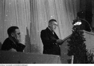 Dresden, Glacisstraße, Tonhalle (Kleines Haus). Öffentliche Sitzung des Stadtrates. Redner Otto Buchwitz (SPD), 5. Januar 1946