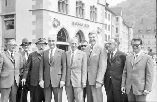 Freiburg: Münsterplatz; Basler Prüfungskommission beim Regierungspräsidium; Gruppe auf dem Münsterplatz