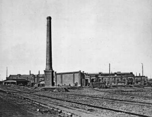 Dresden-Friedrichstadt, Weißeritzufer. Werkstätten-Bahnhof. Heizhaus mit Schornstein und Werkhallen